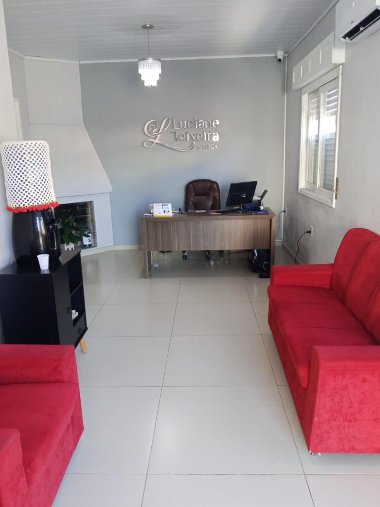 Interior da Clínica Médica Dra. Luciane Teixeira, em Arroio Grande, RS, com mesa de atendimento e ambiente de recepção.
